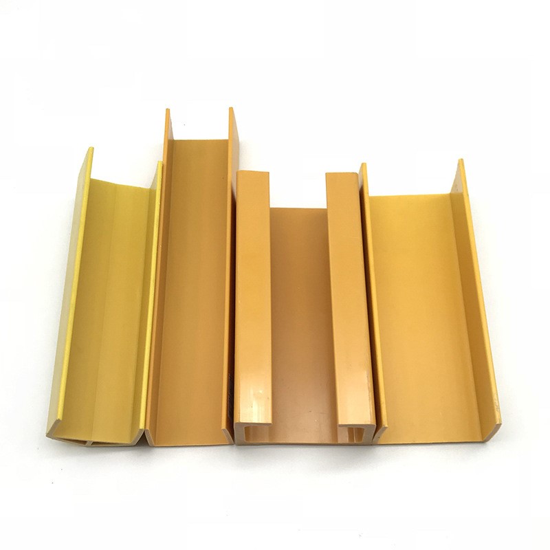 Räätälöidyt monenlaiset U-muotoiset kanavat ABS UPVC PP PE PVC -muovipuristusprofiilit koneen suojaamiseen