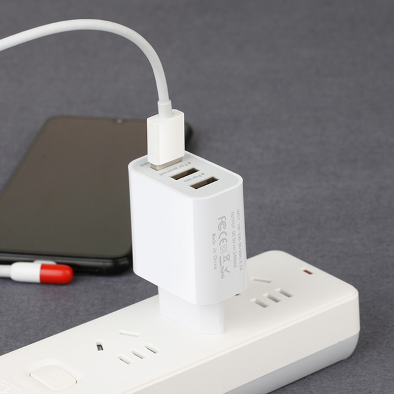 Sähköiset pistokkeet Mobile Phone Fast Charger Universal adapter 3USB matkalaturi kannettava laturi