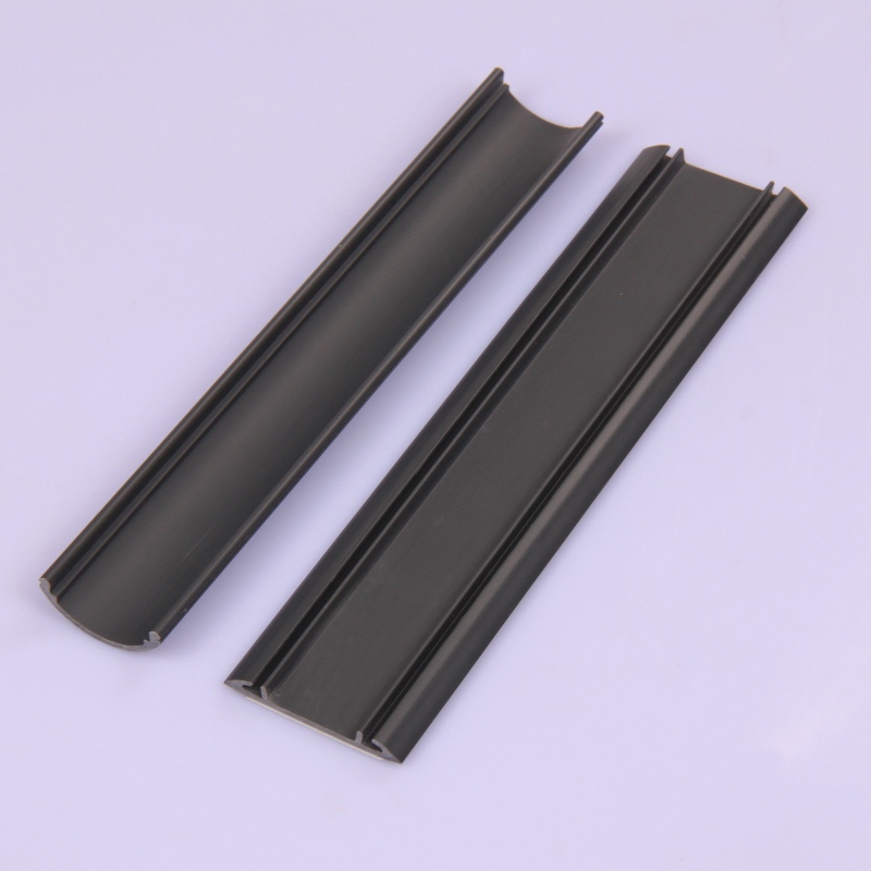 PVC:n kaapelisuojus PVC:n lattian sähköjohdon peittävä muovinen kaapelipeite