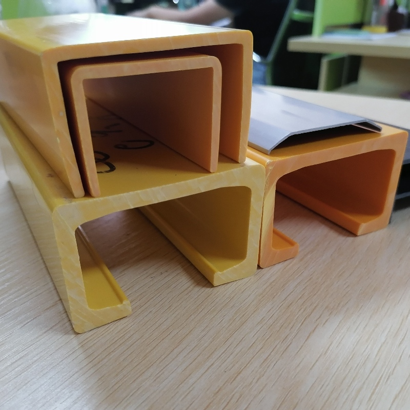 PVC “U“ Muodollinen profiili PVC- kanava