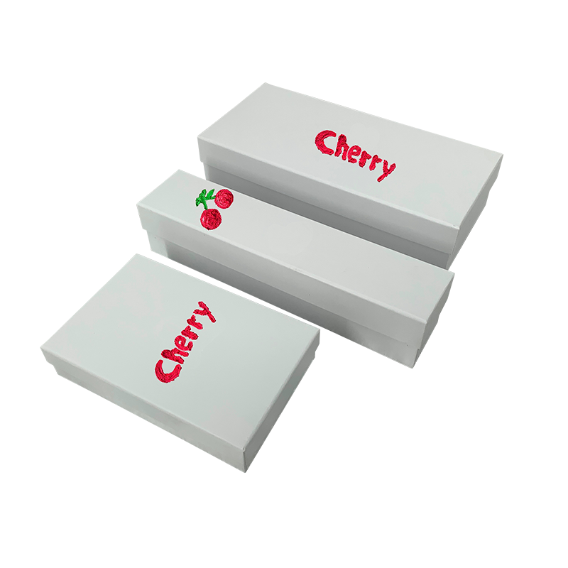 Laatikko mini-samppanjaa ja kiiltoja varten