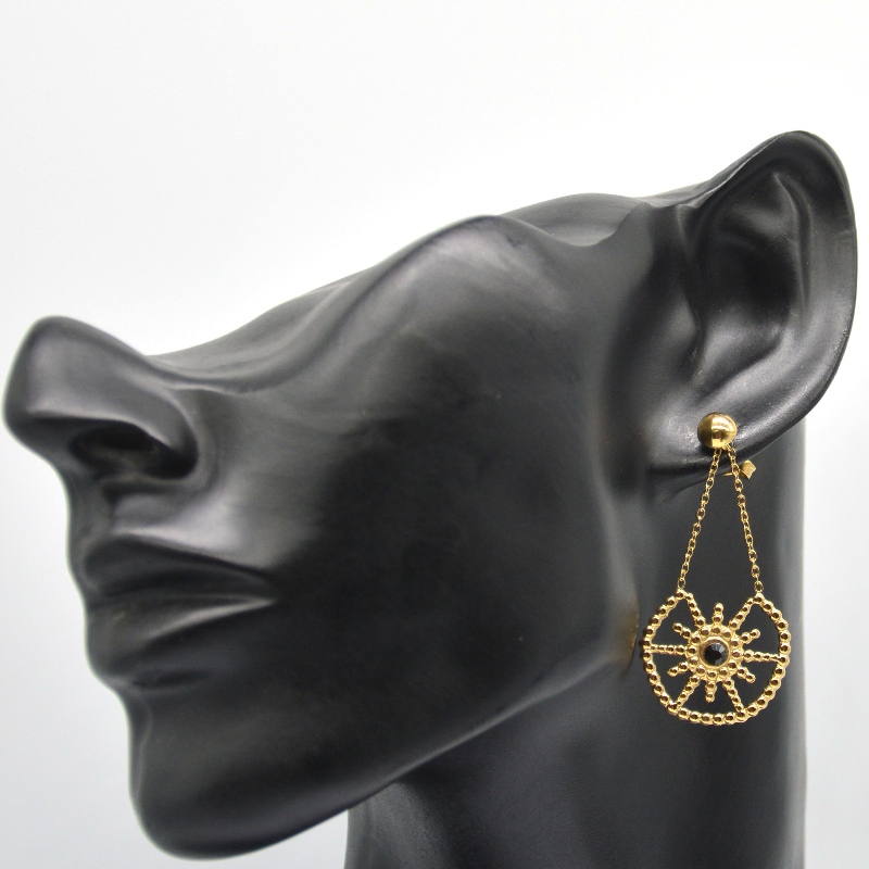 Ruostumattomasta teräksestä valmistetut kultaiset naismallit, joissa on kukka-riipuksia, korvakorut, viehättävä työ nuorille naisille. Kiina Ruifanbaon korutehdas