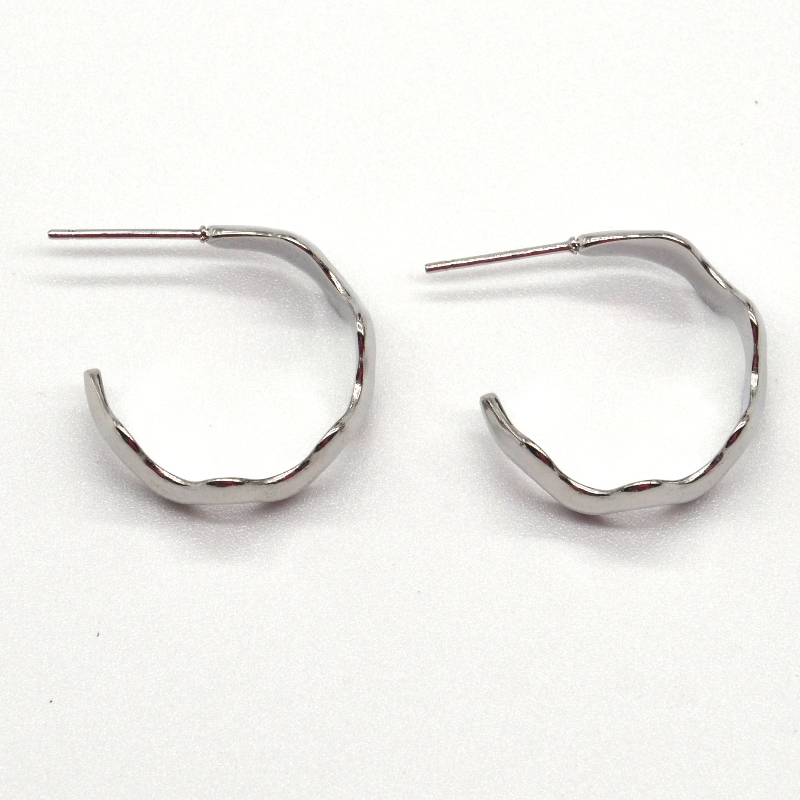 C-muotoiset veden aaltoilevat korvakorut, naisten muoti ja tyylikkäät korvakorut, yksinkertaiset, tyylikkäät, rento ja monipuoliset hopeakorvakorut. Kiina Ruifanbao korujen jalostustehdas
