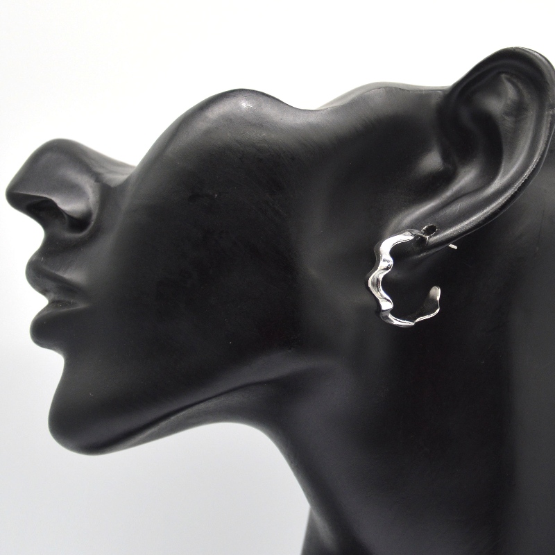 C-muotoiset veden aaltoilevat korvakorut, naisten muoti ja tyylikkäät korvakorut, yksinkertaiset, tyylikkäät, rento ja monipuoliset hopeakorvakorut. Kiina Ruifanbao korujen jalostustehdas