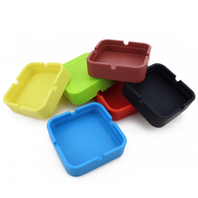 Pieni neliönmuotoinen tuhkakuppi