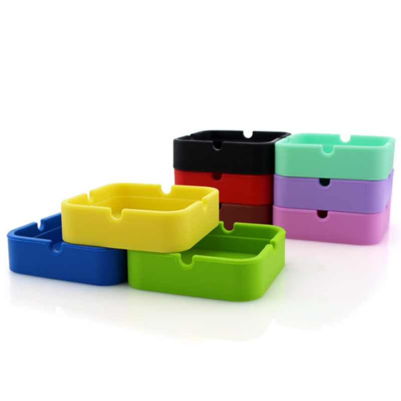 Pieni neliönmuotoinen tuhkakuppi