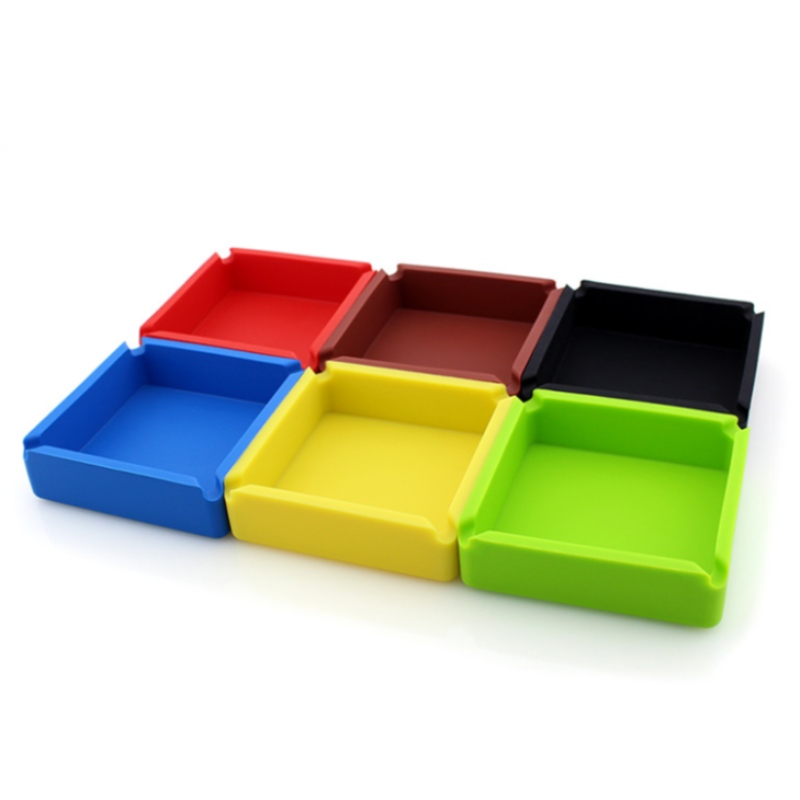 Suuri neliömäinen tuhkakuppi