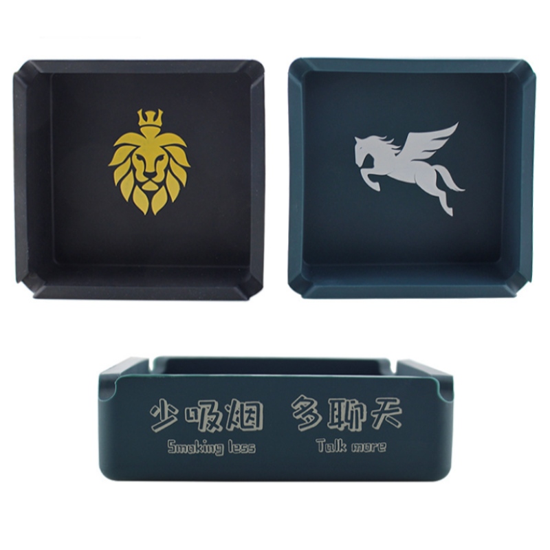 Suuri painettu neliön muotoinen tuhkakuppi