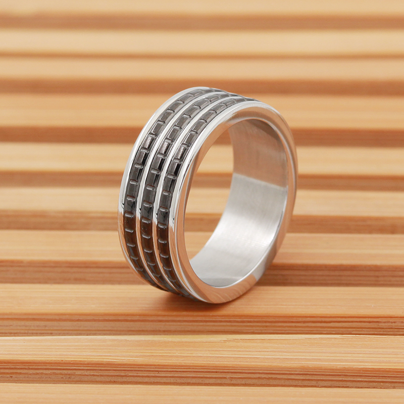 Miesten kaksisävyinen ruostumattomasta teräksestä valmistettu musta päällystetty rengas