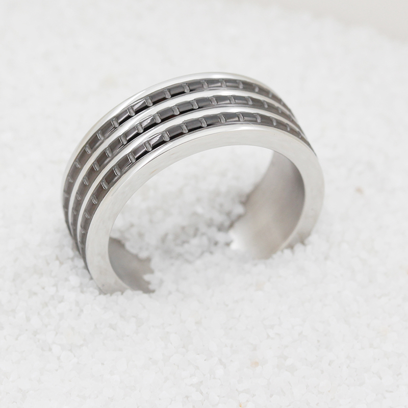 Miesten kaksisävyinen ruostumattomasta teräksestä valmistettu musta päällystetty rengas