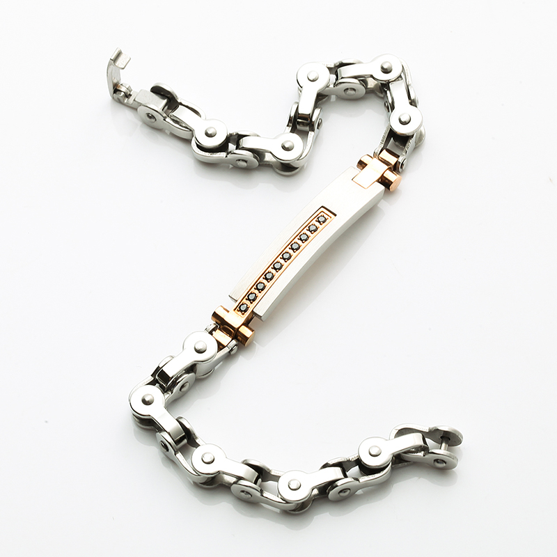 Kaksisävyinen 18 K: n kullanvärinen ruostumaton teräsrannekoru CNC CZ Stone Fashion rannerengas