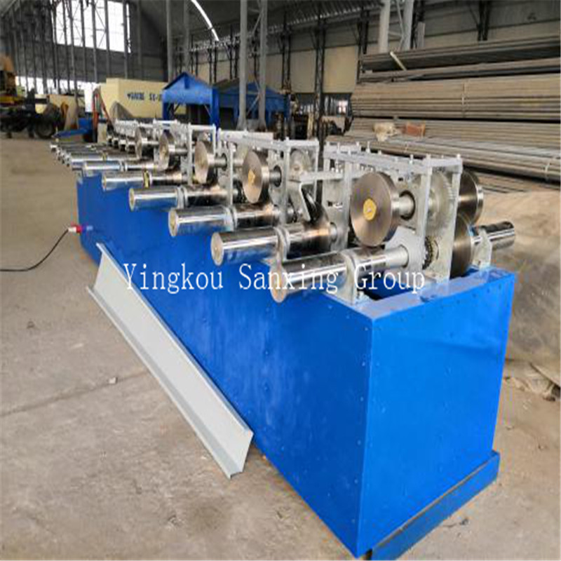 Seisova saumakupu-kattotiili tuulettimen muotoinen paneelikone