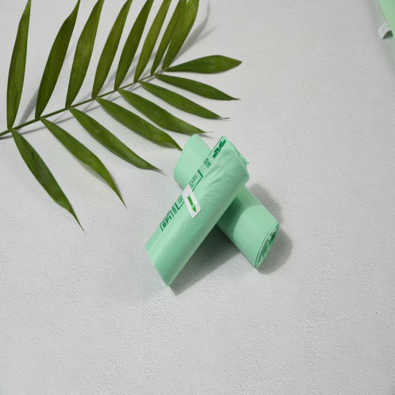 maissitärkkelykseen perustuvat biologisesti hajoavat sata prosenttia kompostoivat roskapussit rullalle