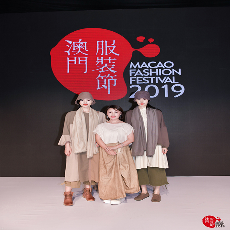 Retro ja tyylikäs, tarkista puserot, plaid-housut, ruudullinen hame, plaid-elementit eivät ole koskaan rasvaisia ​​kulumista.