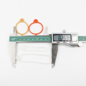 Valmistaja tuottaa ja myy koukun muotoisia kuminauhoja ja muokata luonnonkumi-kuminauhoja