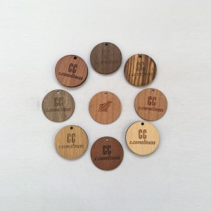 Puinen erikoismuotoinen kortti