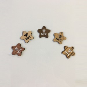 Puinen erikoismuotoinen kortti