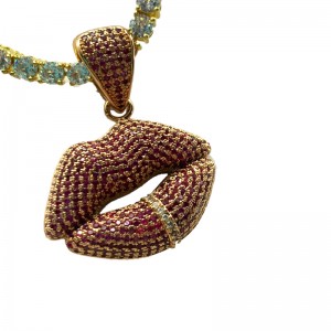 Seksikäs punainen huulet upotettu kaulakoru