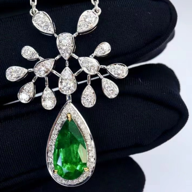 Uusi muotoilu yksityinen räätälöity 18K kultaa 2,00 ct:n Emerald -kaulakorulla killan tarkastustodistuksella