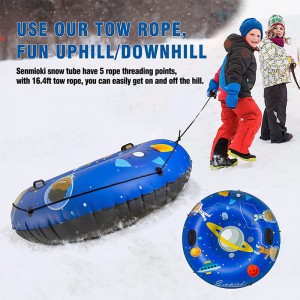 Talvi ulkona vanhempien ja lapsen lelut paksuuntunut kylmäkestävä tila puhallettava lumiputki