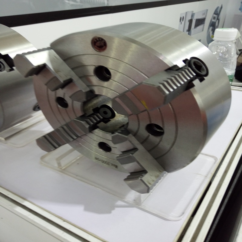 Kolmen leuan Chuck Four Jaw Chuck Four Jaw Chuck kolmiuloinen hydraulinen istukka
