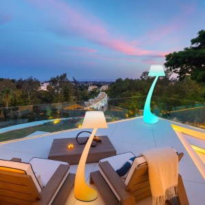 132 cm pitkä väri vaihdettava LED -kulma -lattiavalaisin himmennettävällä kaukosäätimellä