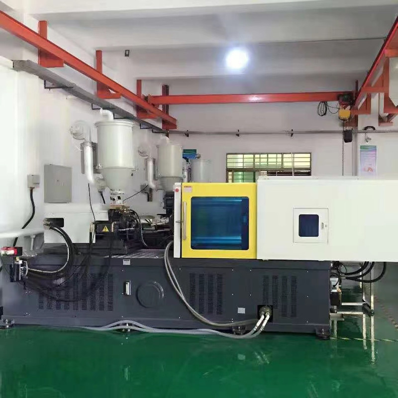 Yrityksellä on uusi, tarkkaan injektiomuovauskone matkapuhelimen koteloihin