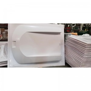 Kuljettamaton auton muovikuori.