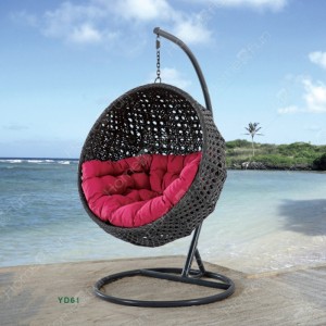 Modernissa sisätiloissa keinuissa roikkuva munatuoli ulkona keinut patio kudottu rottinki keinu puutarha kutoa roikkuva munatuoli