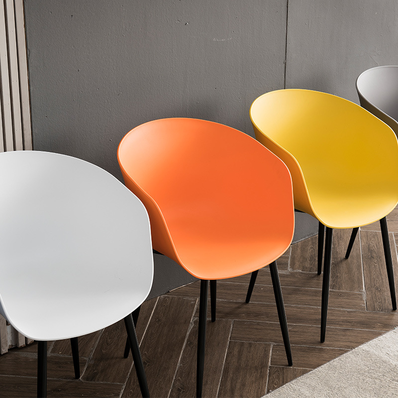 Moderni italialainen ranskalainen tyyli Korkealaatuinen muovi Pp Shell Keittiö Ruokailumuovi tuoli Ruokailuhuoneeseen