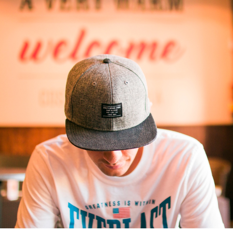 Mikä on ero Snapbackien ja kuorma -autojen hattujen välillä?