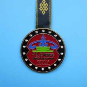 Palkitsee kultamitalin värikkäitä emalimitalia riipus