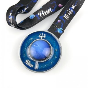 Väri 3D -emali -stereoskooppinen efekin mitali polku kulkee mitaleja