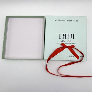 Lahjapakkausnauhalla