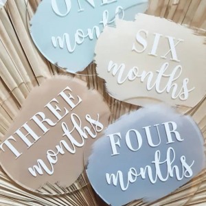 Akryylilaserleikattu kaiverruslomalapsen virstanpylväs -muistokortti