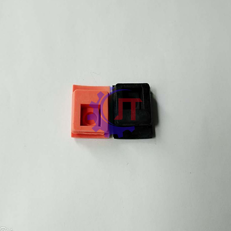 200000893 PROT.OHDER -kumi ABB -moottorin harjalle punaiselle ja mustalle L20 X W15 x H8 mm