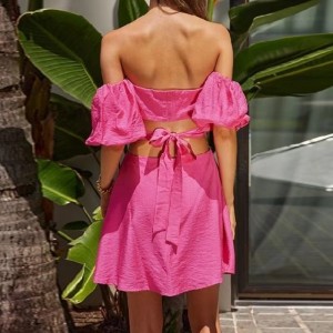 Yksiolkaiminen leikattu puff-hihamekko