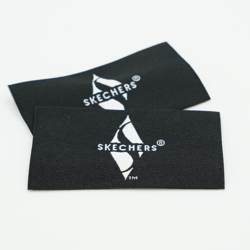 Tukkumyyntesuunnittelut mukautetut logovaatteet paita tunnisteet vaatteiden puuvillabrändin etikettiset vaatteet kudottu etikettiympäristöystävällinen