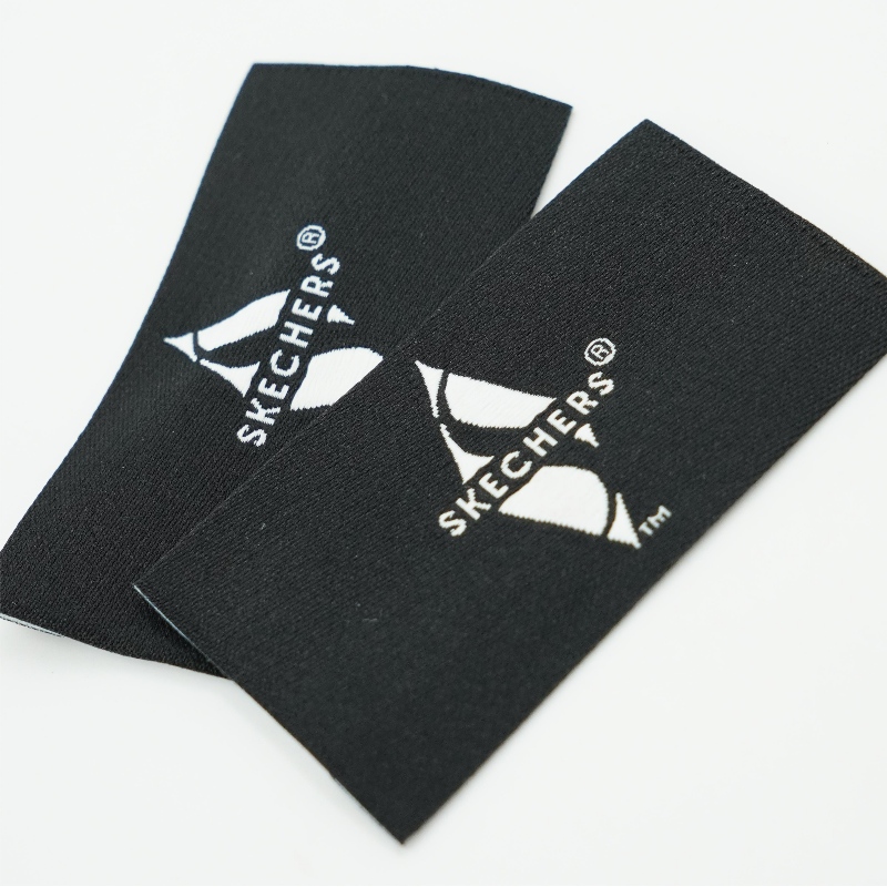 Tukkumyyntesuunnittelut mukautetut logovaatteet paita tunnisteet vaatteiden puuvillabrändin etikettiset vaatteet kudottu etikettiympäristöystävällinen