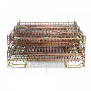 Metallin säilytyshäkkien pinoaminen