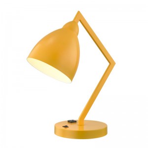 Pöytävalaisin, jossa on kiinteä metallivarsi ja pää integroidulla pistorasialla ja on/off -keinukytkin vierashuoneessa