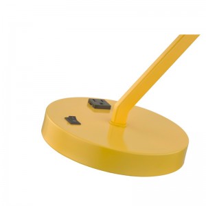 Pöytävalaisin, jossa on kiinteä metallivarsi ja pää integroidulla pistorasialla ja on/off -keinukytkin vierashuoneessa