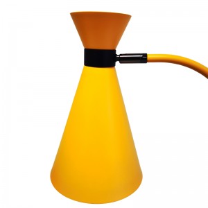 Kaksi ääntäpöytävalaisinta, jossa on musta ja vaaleankeltainen viimeistely, on/off -keinukytkin ja kaksi kätevää pistorasiaa huoneessa