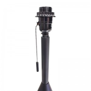 Musta viimeistelypöytävalaisin, jossa on vetoketju kytkimellä huoneessa