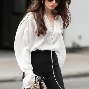 Ranskalainen valkoinen pitkähihainen paita 2023 Uusi leimahtava hiha ohut luonne V-kaula-aukon malli sidottu paitapusero