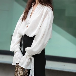 Ranskalainen valkoinen pitkähihainen paita 2023 Uusi leimahtava hiha ohut luonne V-kaula-aukon malli sidottu paitapusero