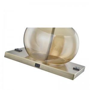 Embassy Suites Hotel Amber Glass -pöytävalaisin, jossa on/off -rokerikytkin, kaksi kätevää myyntipistettä hotellin huoneessa