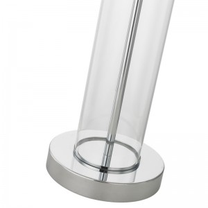 Kirkas lasipöytävalaisin kiillotetulla kromipinnoilla hotellin huoneessa