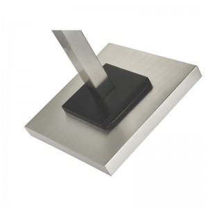 Hotellin metallilattiavalaisin harjatullanikkelipintaisella ja mustalla aksentilla huoneessa