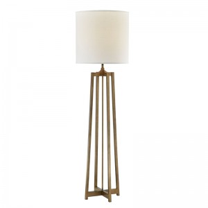 Hyatt Hotel -sohva lattiavalaisimen vieressä ja antiikkinen kultapinta huoneessa